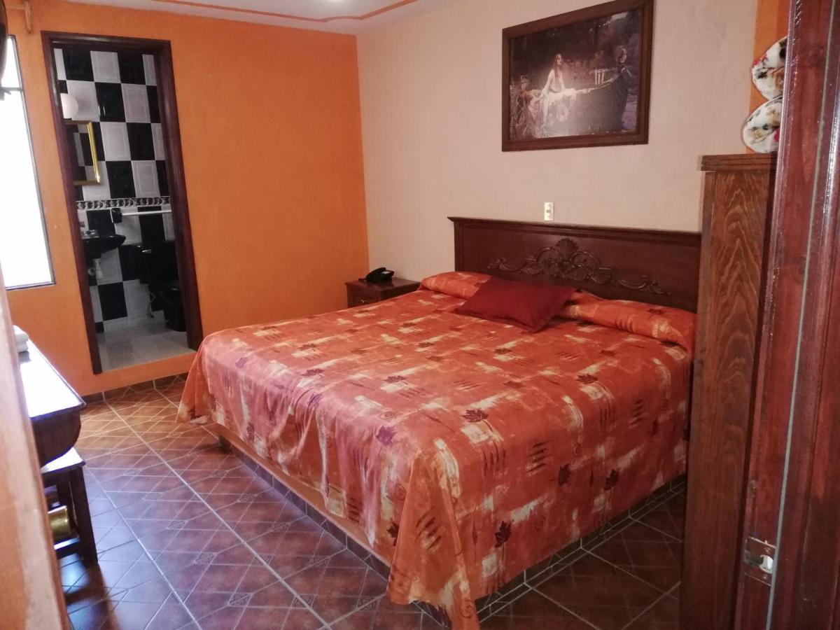 Habitación con cama extragrande.